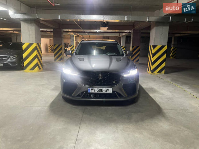 Сірий Ягуар Ф-Пейс, об'ємом двигуна 5 л та пробігом 42 тис. км за 65000 $, фото 1 на Automoto.ua