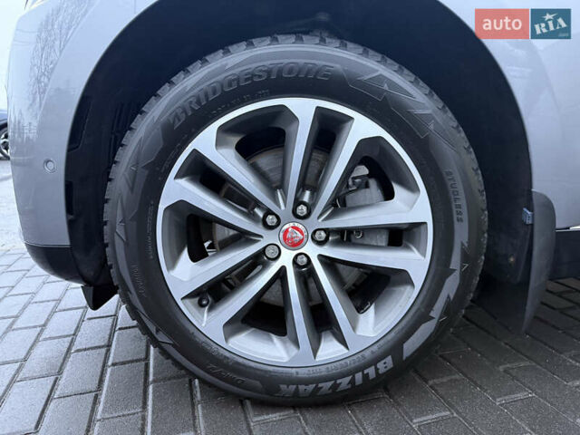 Серый Ягуар Ф-Пейс, объемом двигателя 2 л и пробегом 108 тыс. км за 43900 $, фото 14 на Automoto.ua