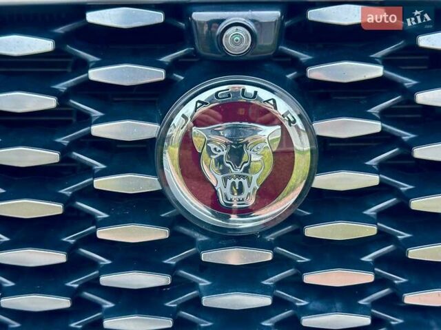 Серый Ягуар Ф-Пейс, объемом двигателя 2 л и пробегом 65 тыс. км за 35900 $, фото 32 на Automoto.ua