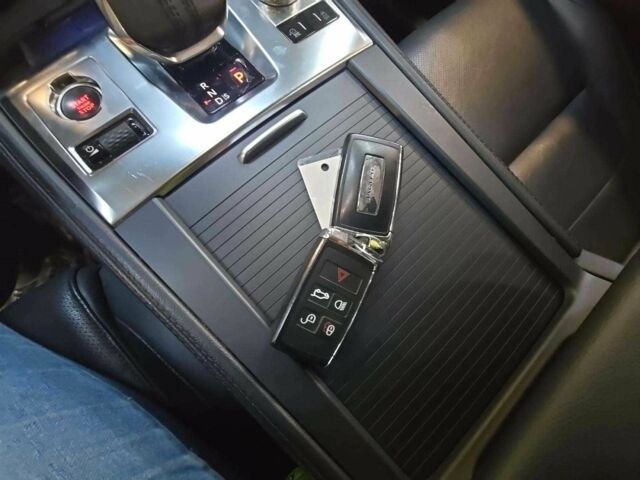 Серый Ягуар Ф-Пейс, объемом двигателя 0 л и пробегом 54 тыс. км за 41800 $, фото 6 на Automoto.ua