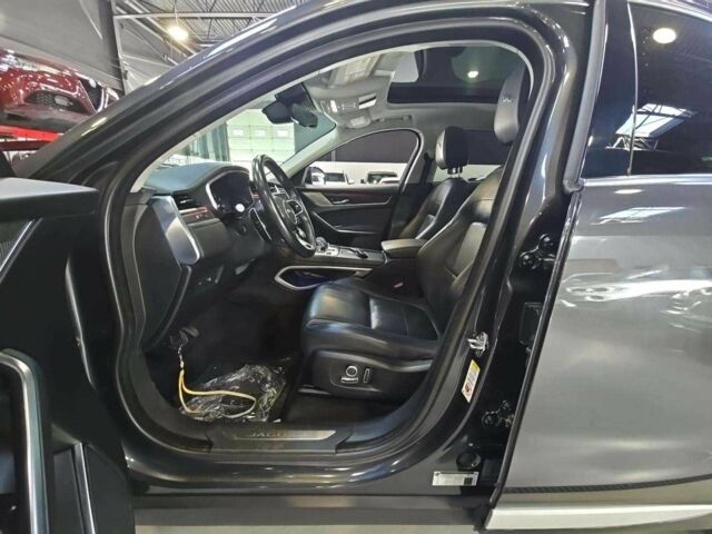 Серый Ягуар Ф-Пейс, объемом двигателя 0 л и пробегом 54 тыс. км за 41800 $, фото 7 на Automoto.ua