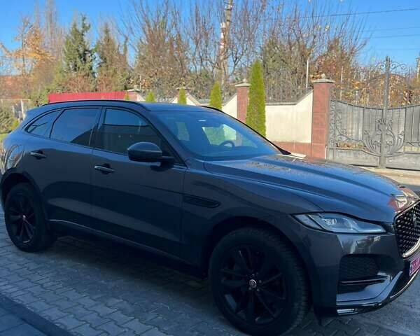 Серый Ягуар Ф-Пейс, объемом двигателя 2 л и пробегом 80 тыс. км за 59000 $, фото 3 на Automoto.ua