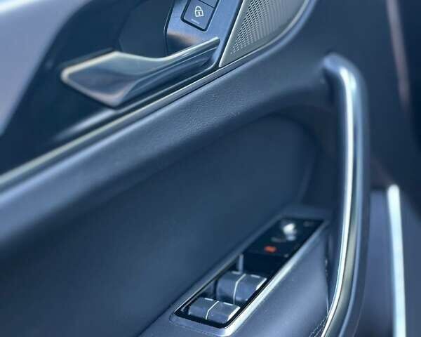 Серый Ягуар Ф-Пейс, объемом двигателя 2 л и пробегом 80 тыс. км за 59000 $, фото 27 на Automoto.ua