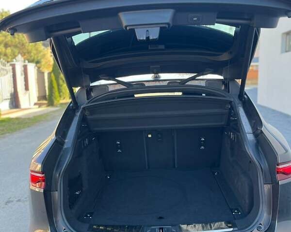 Серый Ягуар Ф-Пейс, объемом двигателя 2 л и пробегом 80 тыс. км за 59000 $, фото 26 на Automoto.ua