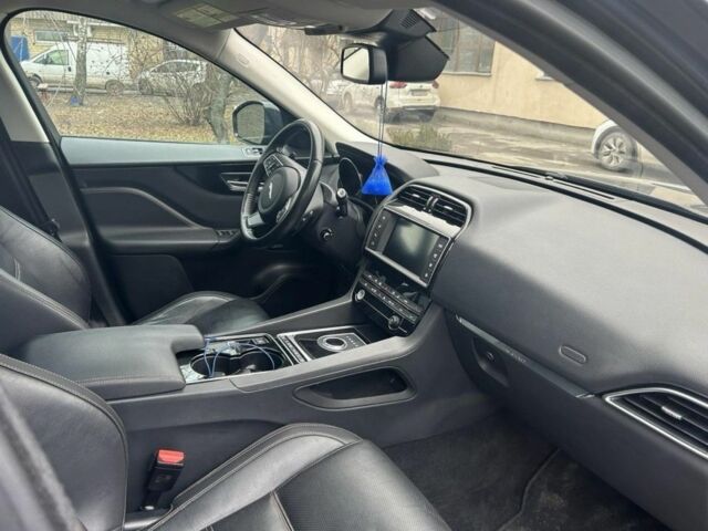 Синий Ягуар Ф-Пейс, объемом двигателя 2 л и пробегом 95 тыс. км за 20500 $, фото 5 на Automoto.ua