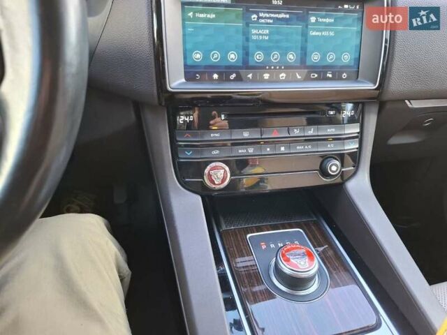 Синий Ягуар Ф-Пейс, объемом двигателя 2 л и пробегом 167 тыс. км за 21000 $, фото 11 на Automoto.ua