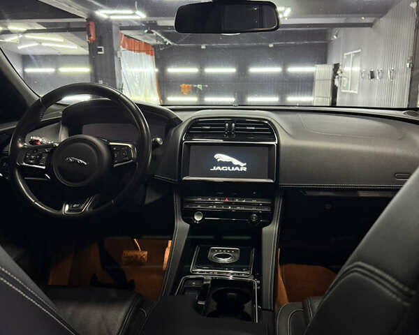Синий Ягуар Ф-Пейс, объемом двигателя 2 л и пробегом 85 тыс. км за 27600 $, фото 8 на Automoto.ua
