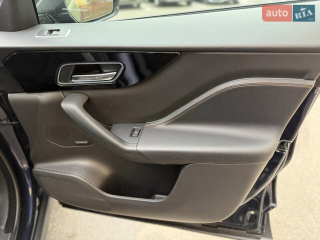 Синий Ягуар Ф-Пейс, объемом двигателя 2 л и пробегом 120 тыс. км за 16000 $, фото 23 на Automoto.ua