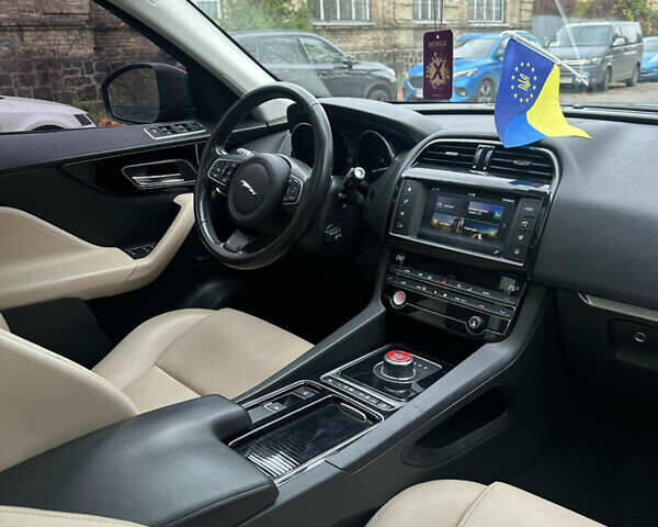 Синий Ягуар Ф-Пейс, объемом двигателя 2 л и пробегом 92 тыс. км за 16999 $, фото 10 на Automoto.ua