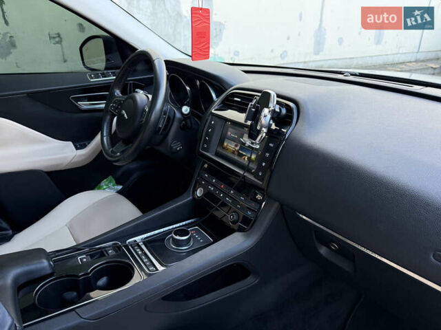 Синий Ягуар Ф-Пейс, объемом двигателя 2 л и пробегом 199 тыс. км за 26500 $, фото 34 на Automoto.ua