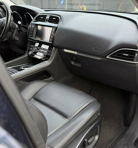 Синій Ягуар Ф-Пейс, об'ємом двигуна 2 л та пробігом 116 тис. км за 29000 $, фото 10 на Automoto.ua