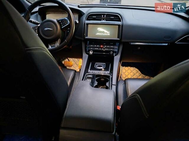 Синий Ягуар Ф-Пейс, объемом двигателя 3 л и пробегом 116 тыс. км за 24900 $, фото 6 на Automoto.ua