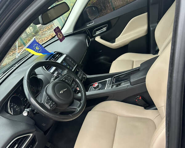 Синий Ягуар Ф-Пейс, объемом двигателя 2 л и пробегом 92 тыс. км за 16999 $, фото 9 на Automoto.ua