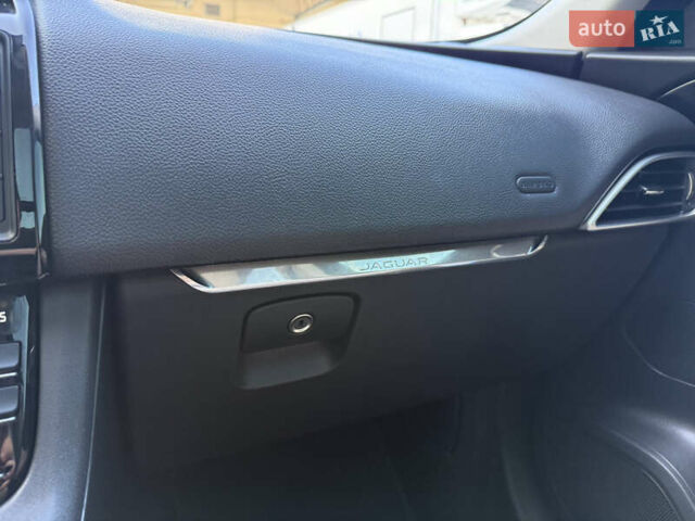 Синий Ягуар Ф-Пейс, объемом двигателя 2 л и пробегом 199 тыс. км за 24900 $, фото 19 на Automoto.ua