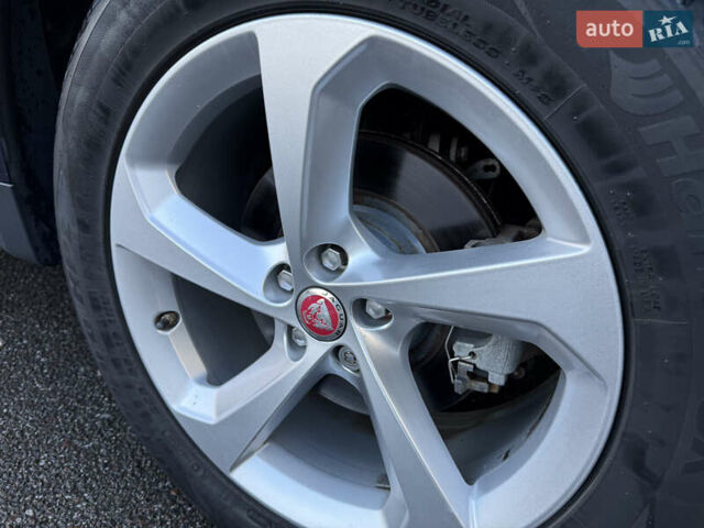 Синий Ягуар Ф-Пейс, объемом двигателя 2 л и пробегом 199 тыс. км за 26500 $, фото 4 на Automoto.ua