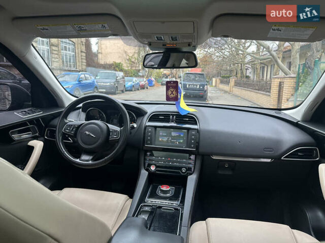 Синий Ягуар Ф-Пейс, объемом двигателя 2 л и пробегом 92 тыс. км за 16999 $, фото 11 на Automoto.ua