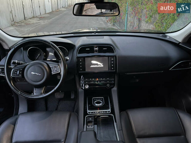 Синий Ягуар Ф-Пейс, объемом двигателя 2 л и пробегом 112 тыс. км за 27500 $, фото 3 на Automoto.ua