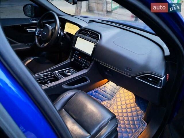 Синий Ягуар Ф-Пейс, объемом двигателя 3 л и пробегом 116 тыс. км за 24900 $, фото 5 на Automoto.ua