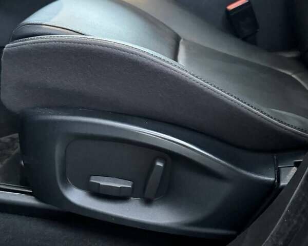 Ягуар Ф-Пейс 2017 у Рівному на Automoto.ua Синій Ягуар Ф-Пейс, об'ємом двигуна 2 л та пробігом 119 тис. км за 16300 $, фото 18 на Automoto.ua