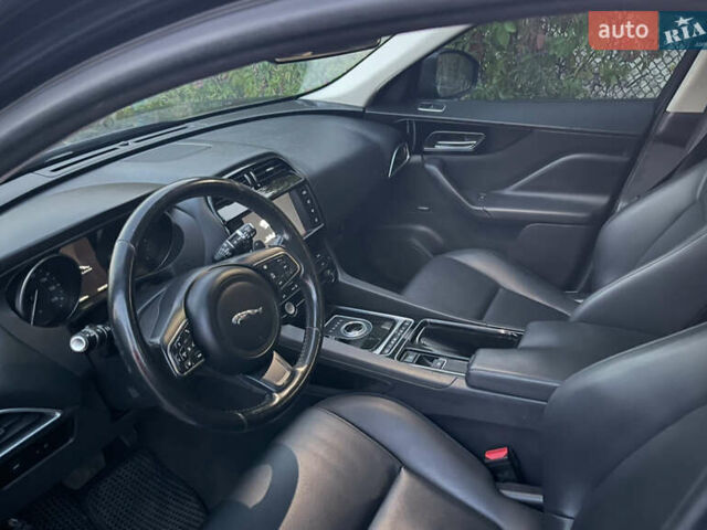 Синий Ягуар Ф-Пейс, объемом двигателя 2 л и пробегом 112 тыс. км за 27500 $, фото 2 на Automoto.ua