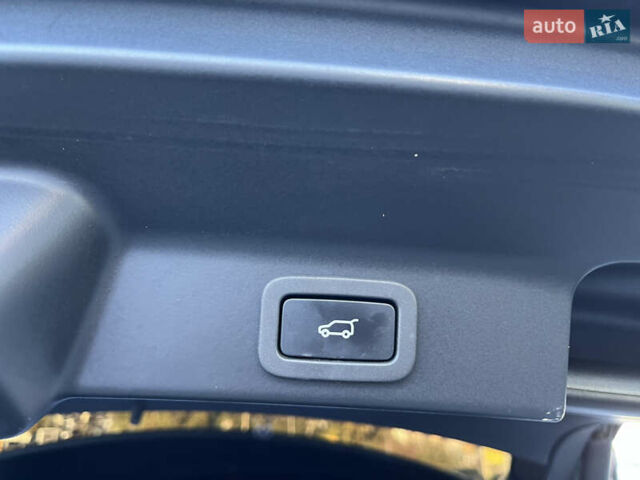 Синий Ягуар Ф-Пейс, объемом двигателя 2 л и пробегом 88 тыс. км за 17800 $, фото 23 на Automoto.ua