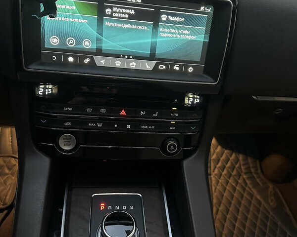 Синий Ягуар Ф-Пейс, объемом двигателя 2 л и пробегом 55 тыс. км за 26500 $, фото 11 на Automoto.ua