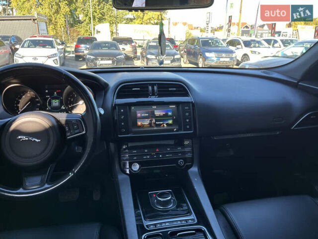 Синий Ягуар Ф-Пейс, объемом двигателя 2 л и пробегом 88 тыс. км за 17800 $, фото 18 на Automoto.ua