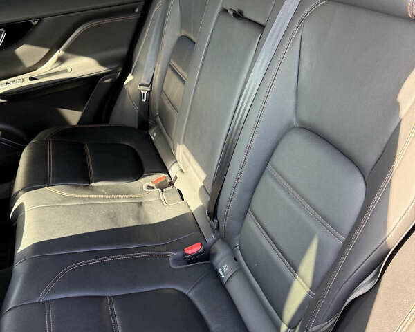 Синій Ягуар Ф-Пейс, об'ємом двигуна 2 л та пробігом 96 тис. км за 32000 $, фото 11 на Automoto.ua