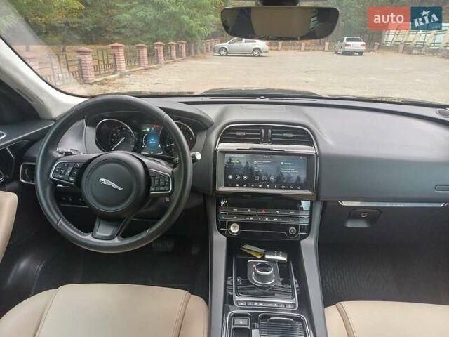 Синий Ягуар Ф-Пейс, объемом двигателя 2 л и пробегом 76 тыс. км за 22300 $, фото 12 на Automoto.ua