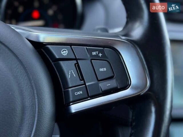 Синій Ягуар Ф-Пейс, об'ємом двигуна 2 л та пробігом 82 тис. км за 29900 $, фото 17 на Automoto.ua