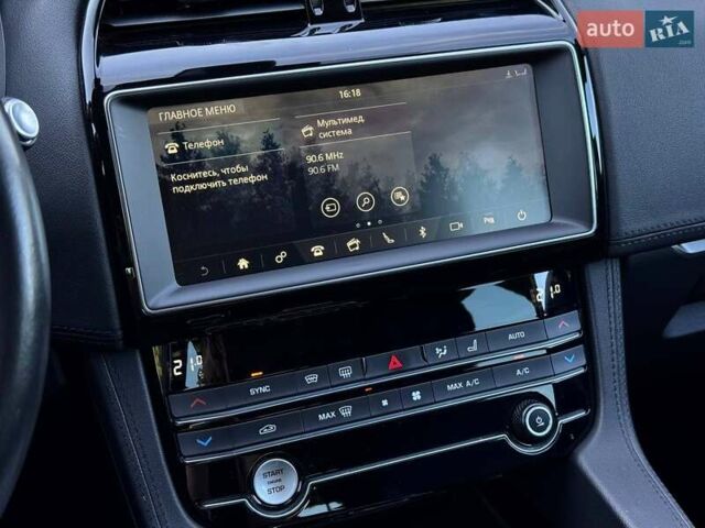 Синій Ягуар Ф-Пейс, об'ємом двигуна 2 л та пробігом 82 тис. км за 29900 $, фото 25 на Automoto.ua