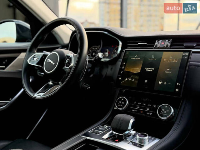 Синий Ягуар Ф-Пейс, объемом двигателя 2 л и пробегом 5 тыс. км за 43000 $, фото 4 на Automoto.ua