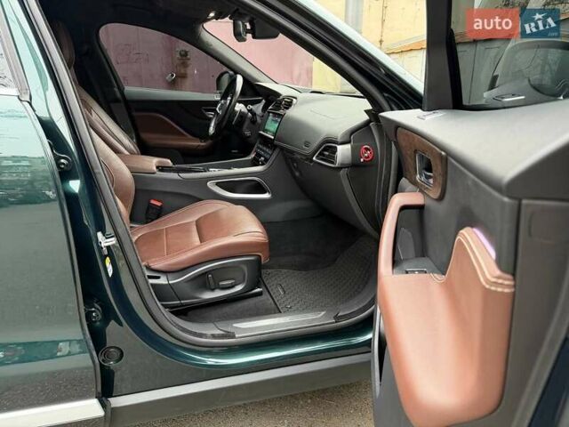 Зеленый Ягуар Ф-Пейс, объемом двигателя 2.99 л и пробегом 143 тыс. км за 28000 $, фото 11 на Automoto.ua