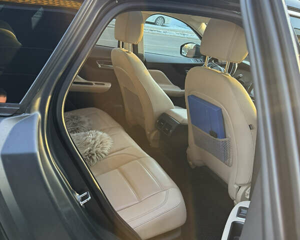 Зеленый Ягуар Ф-Пейс, объемом двигателя 2 л и пробегом 147 тыс. км за 22500 $, фото 7 на Automoto.ua