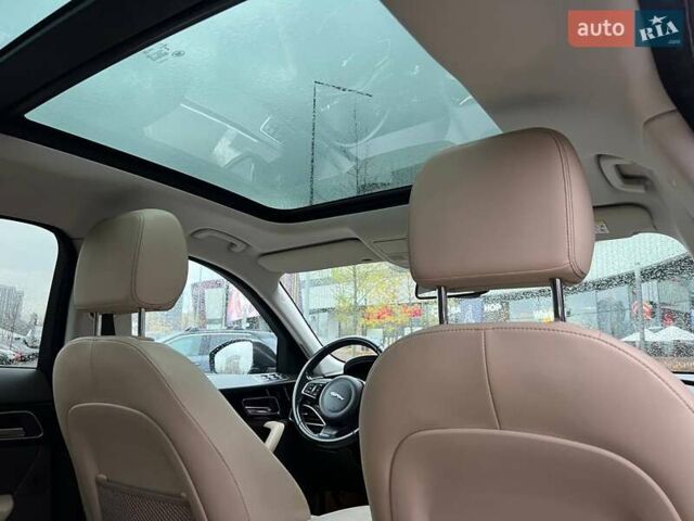 Зеленый Ягуар Ф-Пейс, объемом двигателя 2 л и пробегом 115 тыс. км за 22990 $, фото 12 на Automoto.ua