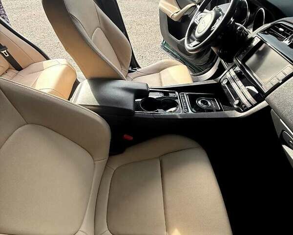 Зелений Ягуар Ф-Пейс, об'ємом двигуна 2 л та пробігом 126 тис. км за 26000 $, фото 17 на Automoto.ua
