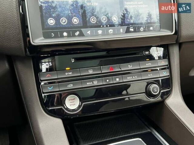 Зеленый Ягуар Ф-Пейс, объемом двигателя 2 л и пробегом 115 тыс. км за 22990 $, фото 27 на Automoto.ua