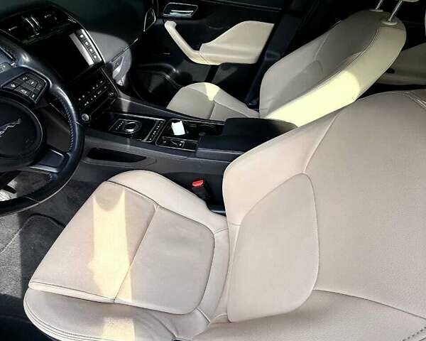 Зелений Ягуар Ф-Пейс, об'ємом двигуна 2 л та пробігом 126 тис. км за 26000 $, фото 13 на Automoto.ua