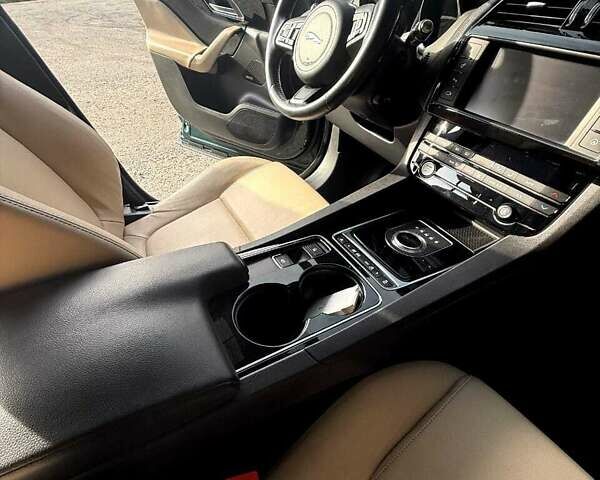 Зелений Ягуар Ф-Пейс, об'ємом двигуна 2 л та пробігом 126 тис. км за 26000 $, фото 19 на Automoto.ua
