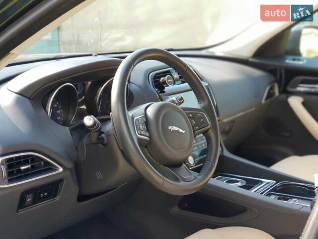 Зеленый Ягуар Ф-Пейс, объемом двигателя 2 л и пробегом 65 тыс. км за 30000 $, фото 5 на Automoto.ua