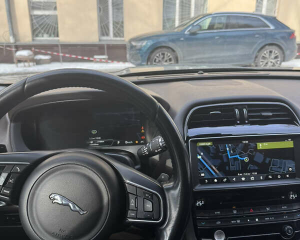 Зеленый Ягуар Ф-Пейс, объемом двигателя 2 л и пробегом 147 тыс. км за 22500 $, фото 13 на Automoto.ua