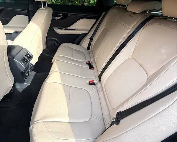 Зелений Ягуар Ф-Пейс, об'ємом двигуна 2 л та пробігом 126 тис. км за 26000 $, фото 2 на Automoto.ua