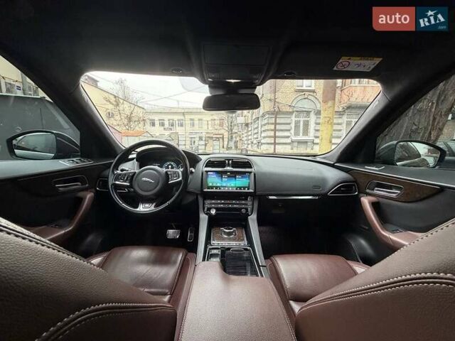 Зеленый Ягуар Ф-Пейс, объемом двигателя 2.99 л и пробегом 143 тыс. км за 28000 $, фото 14 на Automoto.ua