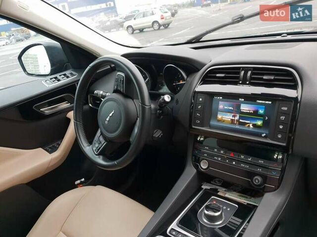Зеленый Ягуар Ф-Пейс, объемом двигателя 2 л и пробегом 65 тыс. км за 30000 $, фото 6 на Automoto.ua