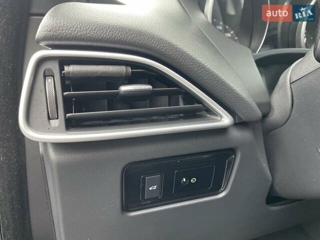 Зелений Ягуар Ф-Пейс, об'ємом двигуна 2 л та пробігом 175 тис. км за 21200 $, фото 5 на Automoto.ua