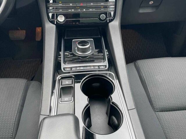 Зеленый Ягуар Ф-Пейс, объемом двигателя 2 л и пробегом 60 тыс. км за 14900 $, фото 14 на Automoto.ua