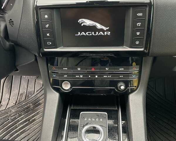 Зелений Ягуар Ф-Пейс, об'ємом двигуна 2 л та пробігом 175 тис. км за 21200 $, фото 7 на Automoto.ua