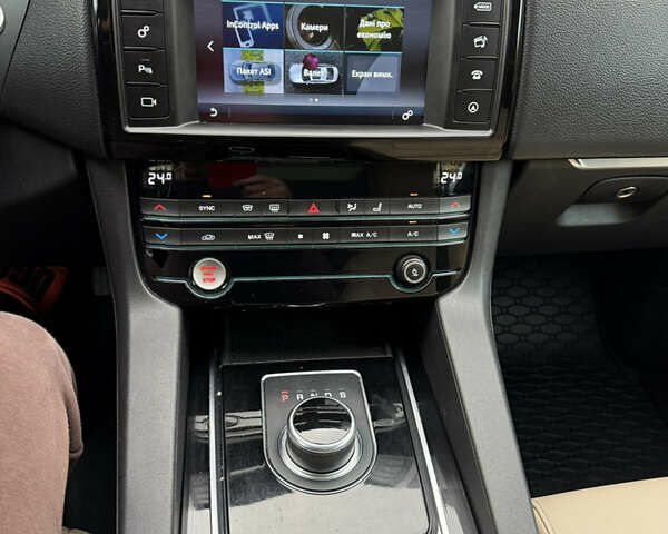 Зеленый Ягуар Ф-Пейс, объемом двигателя 2 л и пробегом 146 тыс. км за 19000 $, фото 8 на Automoto.ua