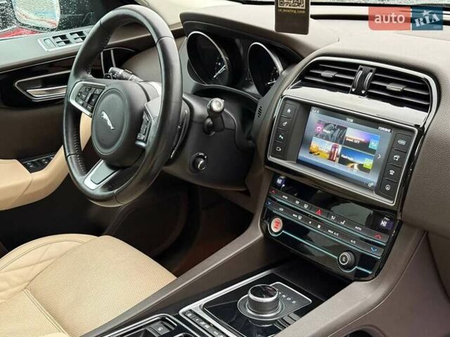 Зелений Ягуар Ф-Пейс, об'ємом двигуна 2 л та пробігом 101 тис. км за 18500 $, фото 27 на Automoto.ua