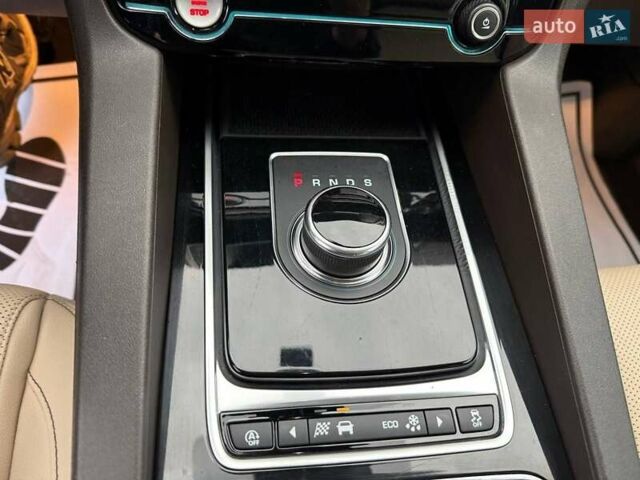 Зелений Ягуар Ф-Пейс, об'ємом двигуна 2 л та пробігом 101 тис. км за 18500 $, фото 24 на Automoto.ua